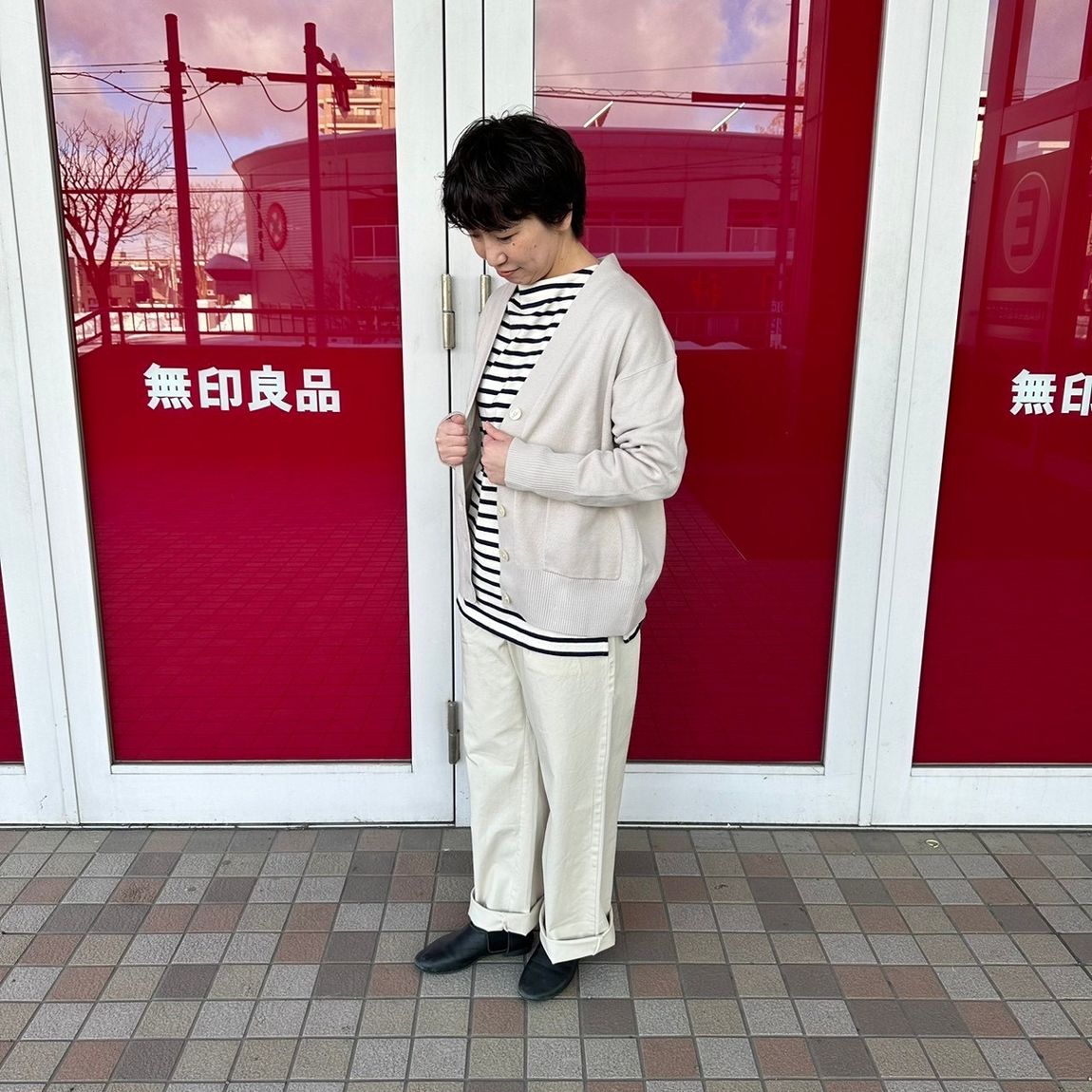 Vネックカーディガンを着た女性スタッフ