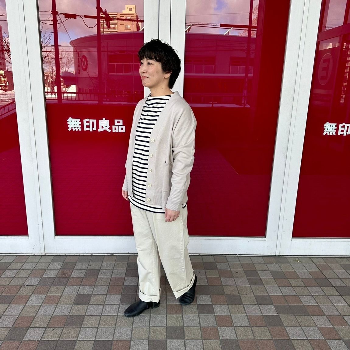 Vネックカーディガンを着た女性スタッフ