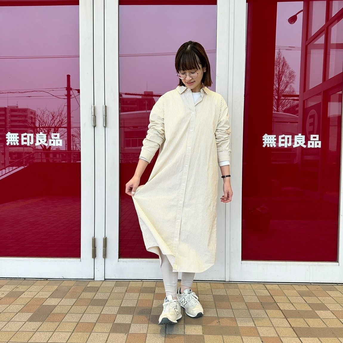 レギュラーカラーワンピースを着た女性スタッフ