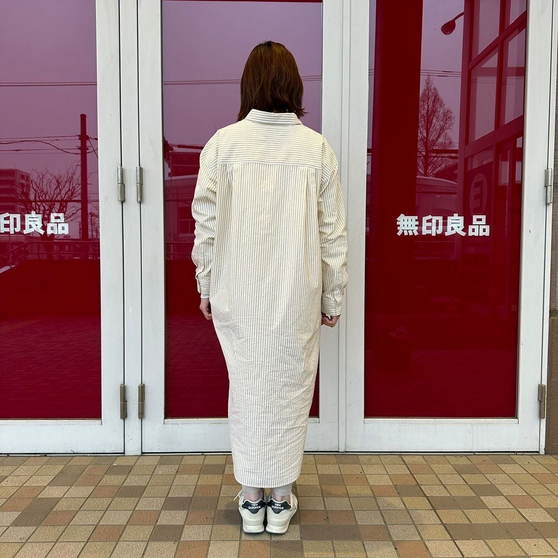 レギュラーカラーワンピースを着た女性スタッフの背面
