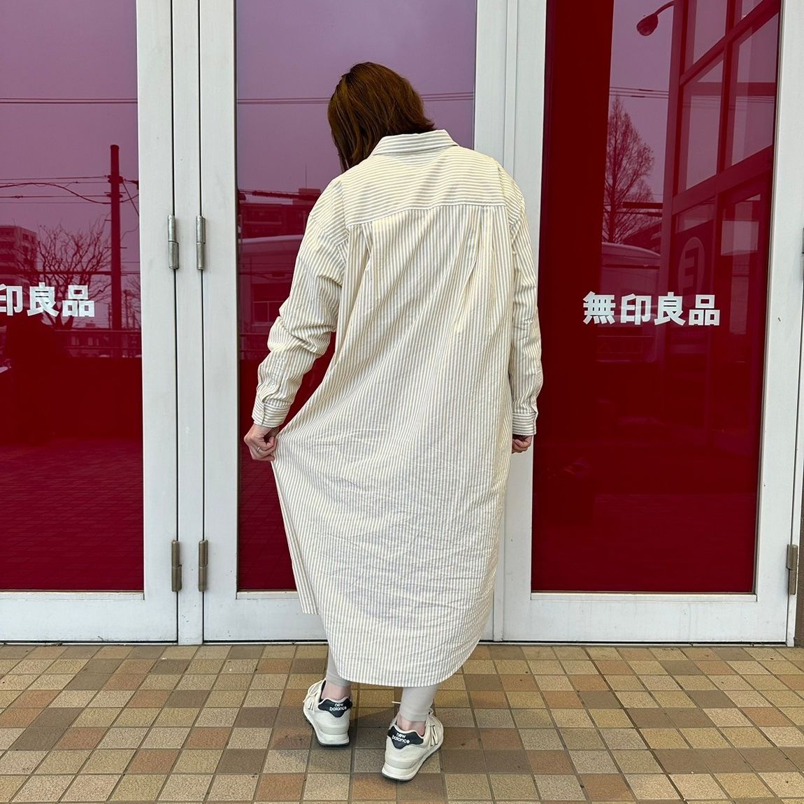 レギュラーカラーワンピースを着た女性スタッフの背面
