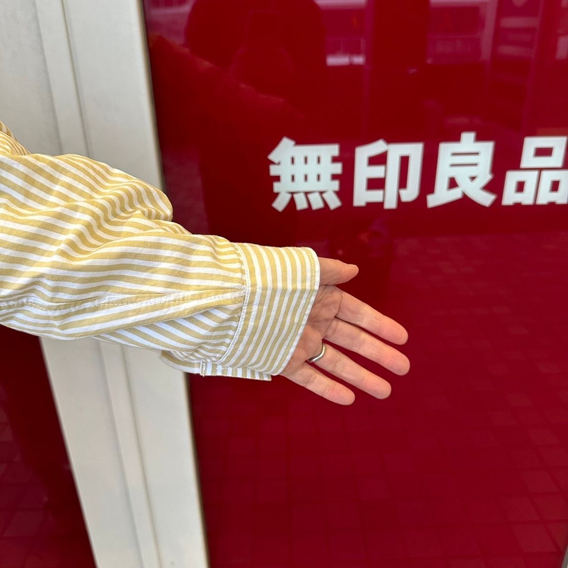 レギュラーカラーワンピースの袖アップ