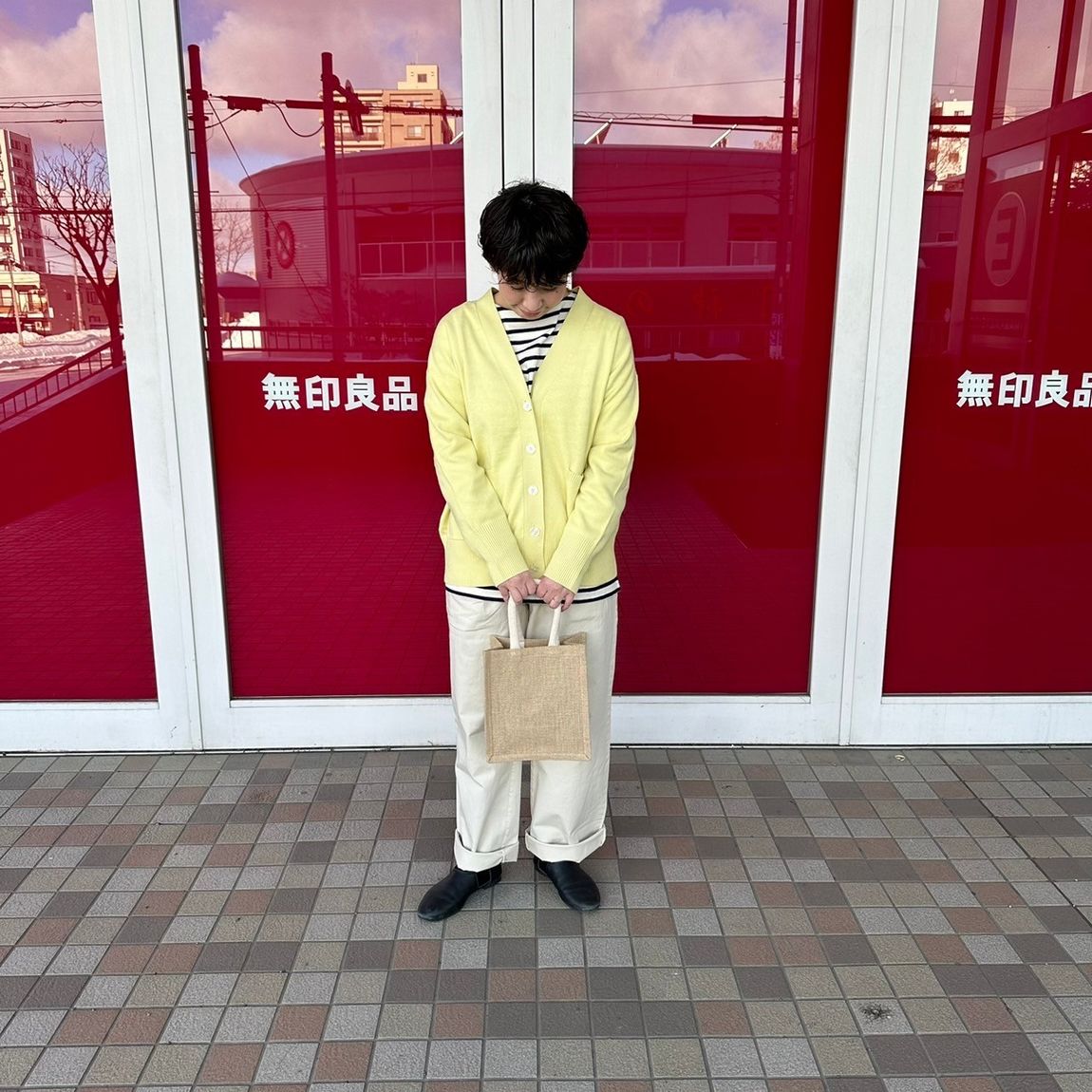 Vネックカーディガンを着た女性スタッフ