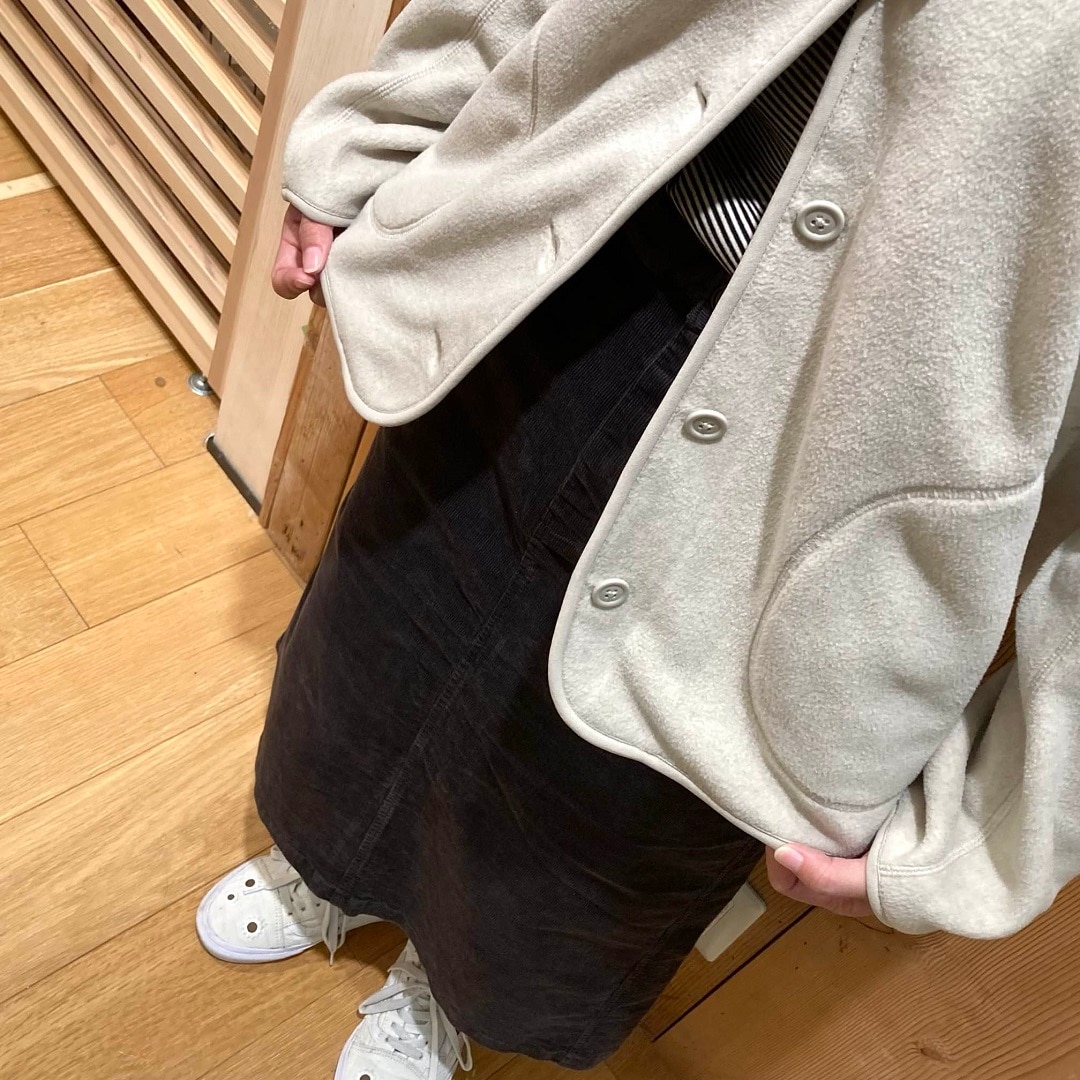 素材に還るフリースカーディガンの生地感がわかる写真