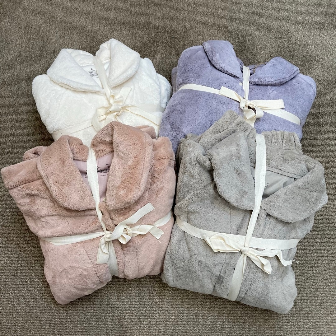 婦人着る毛布の写真