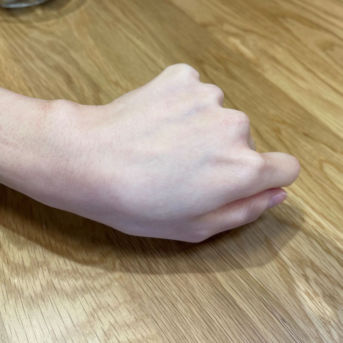ハンドクリームを塗った後の手の写真
