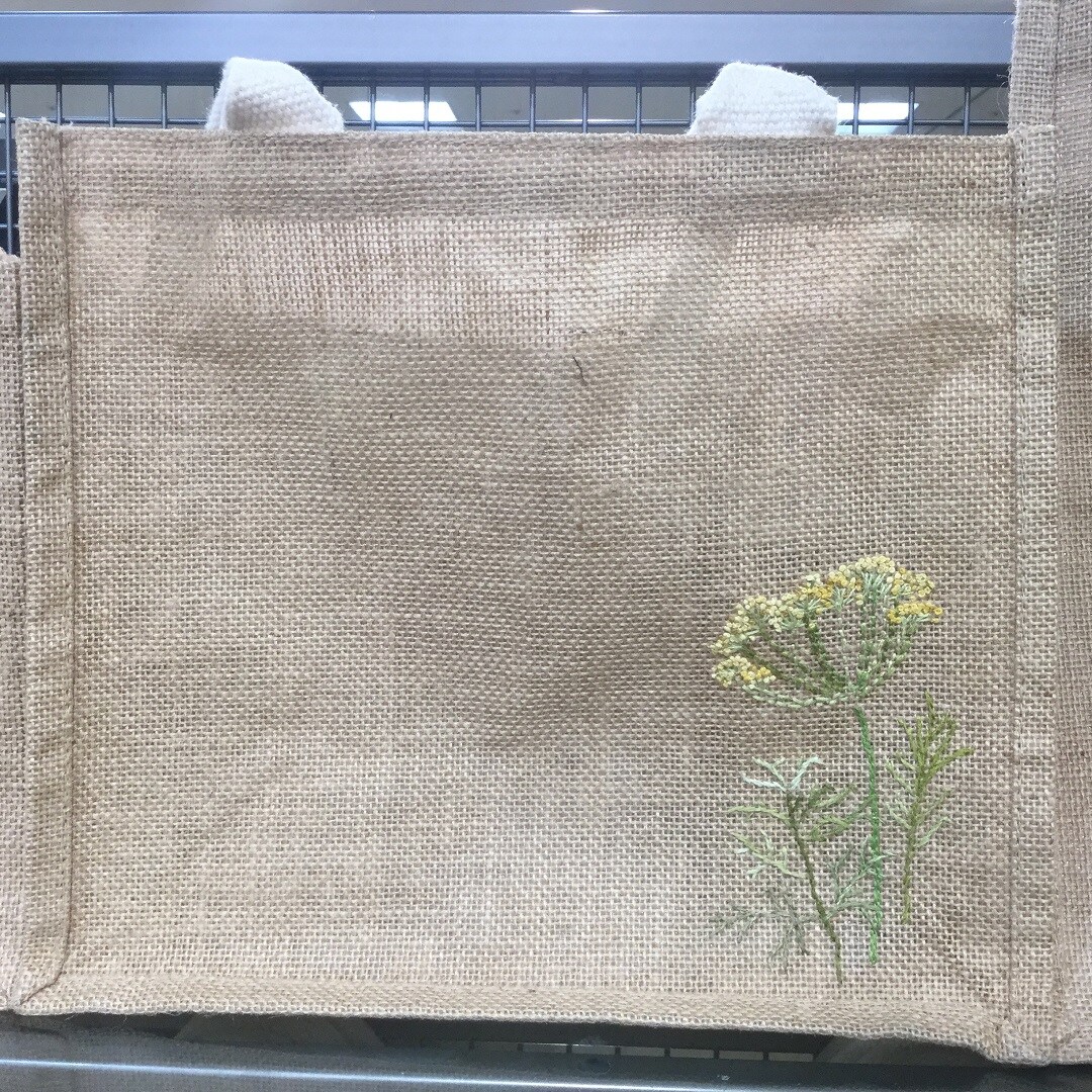 フェンネルの花を刺繍したジュートマイバッグ