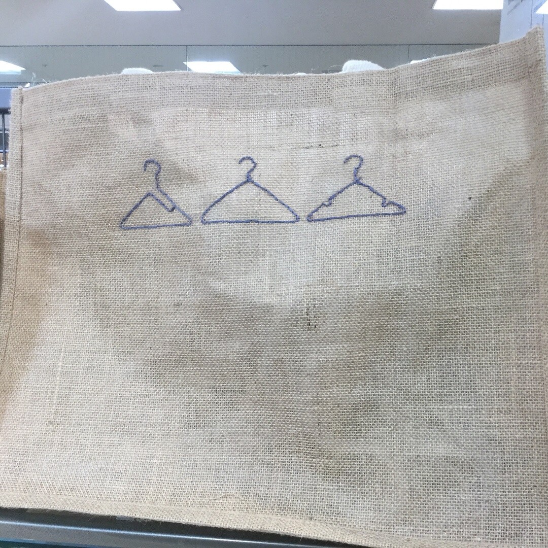 無印良品のハンガーをモチーフにした図案で刺繍されているジュートマイバッグ
