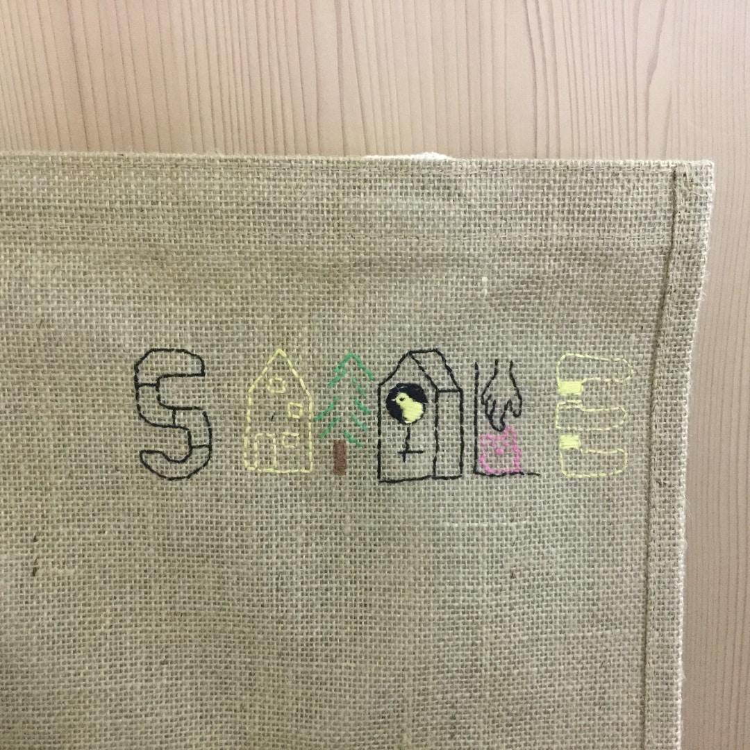 刺繍アレンジ企画の図案で刺繍されたSMILEの文字