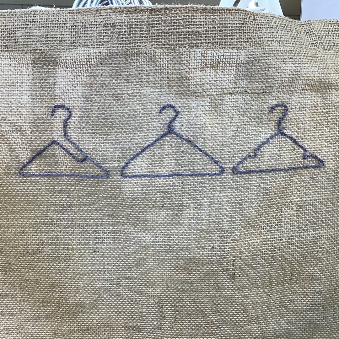 ハンガーの刺繍をしたジュートマイバッグの写真