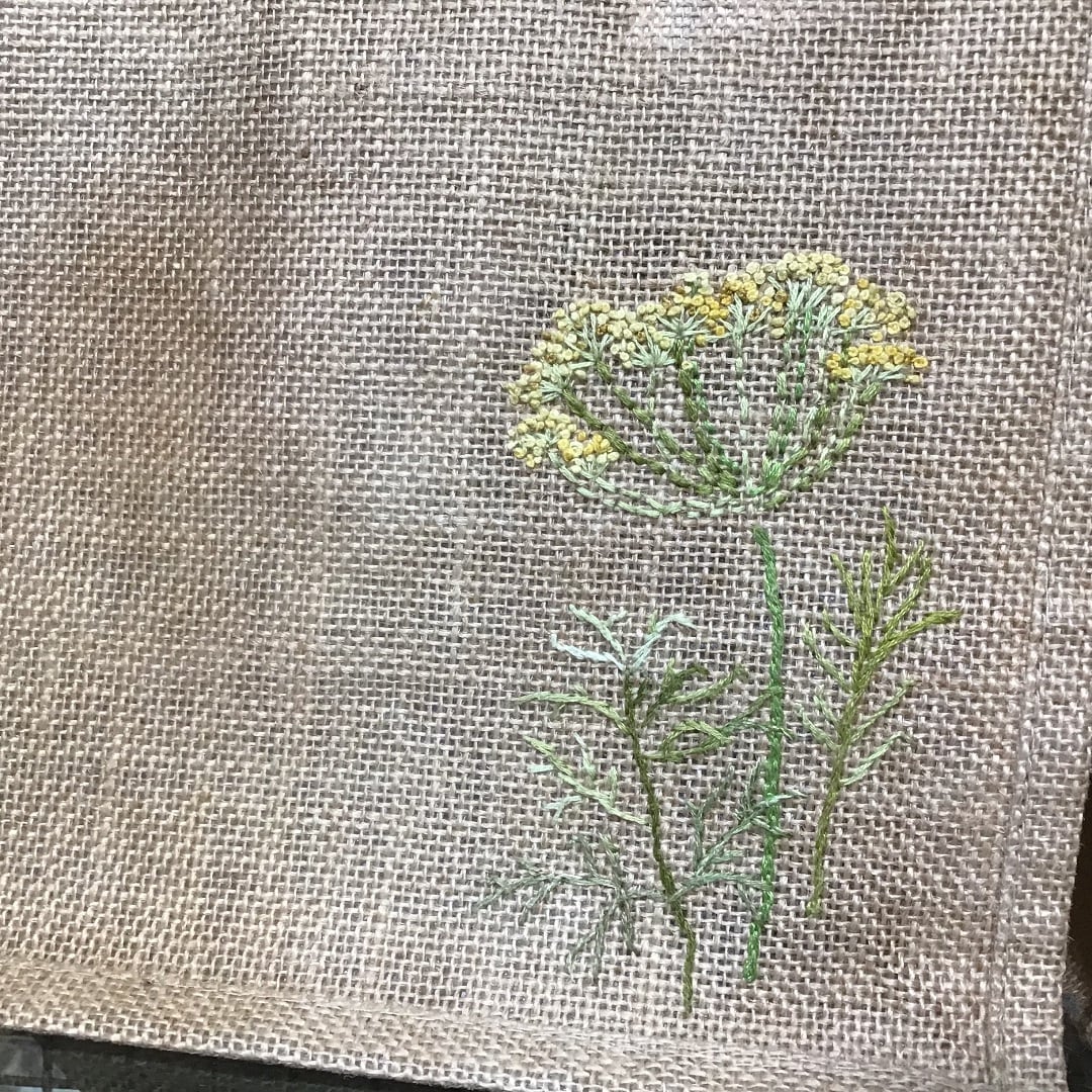 フェンネルの花の刺繍をしたジュートマイバッグ