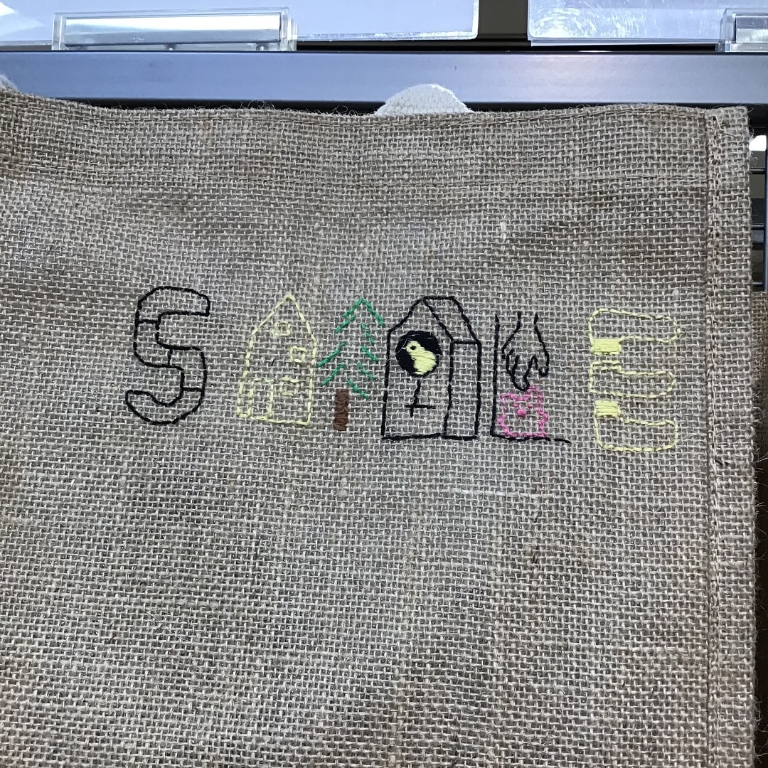 SMILEの文字を刺繍したジュートマイバッグの写真