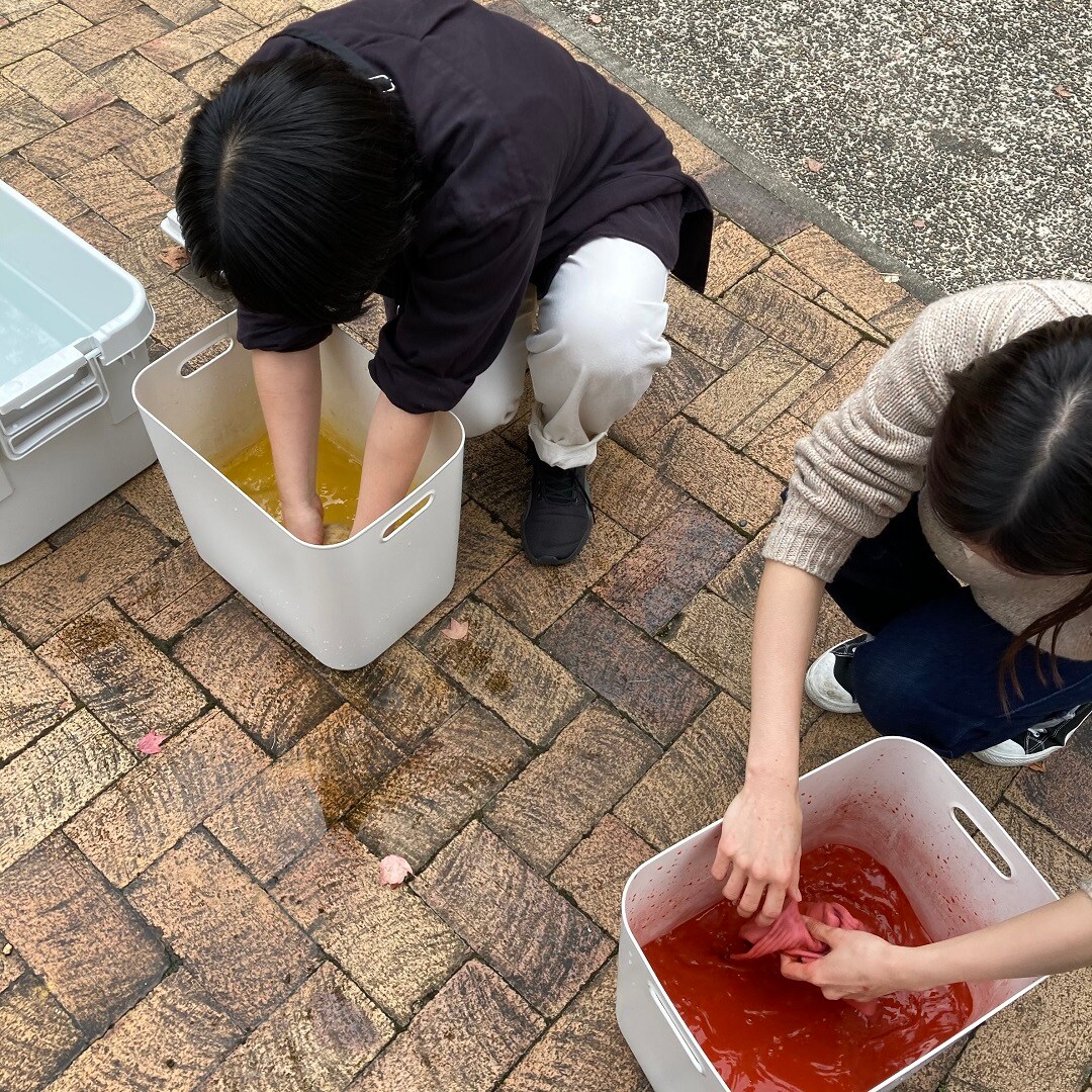 ベンガラ染めを体験しているスタッフの写真