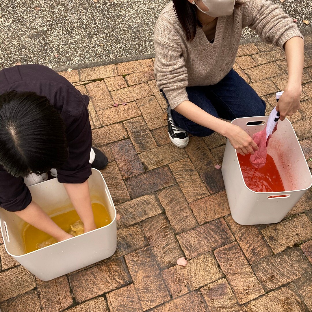 ベンガラ染めをしているスタッフの写真