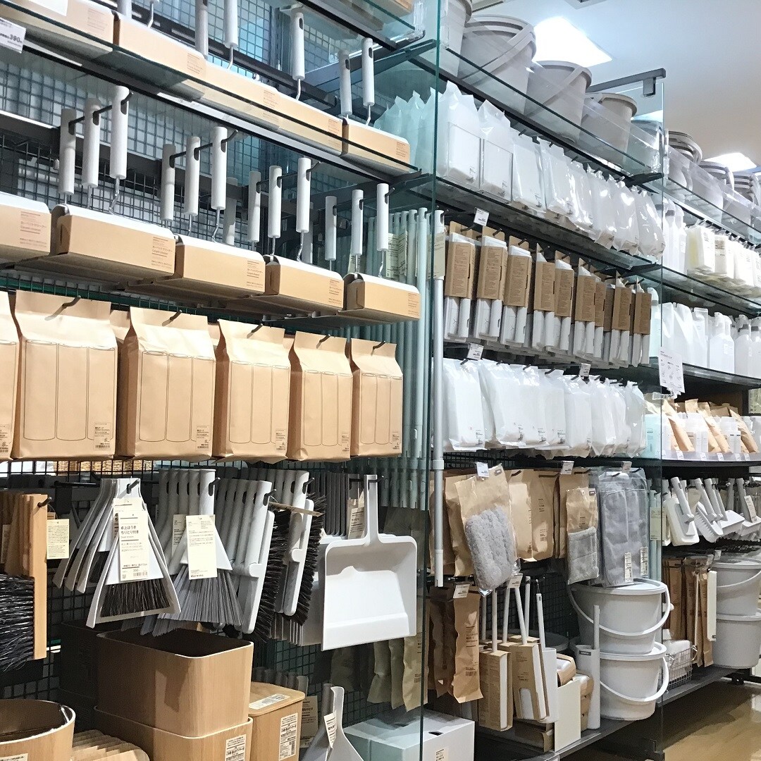 お掃除用品がたくさん並んでいる写真