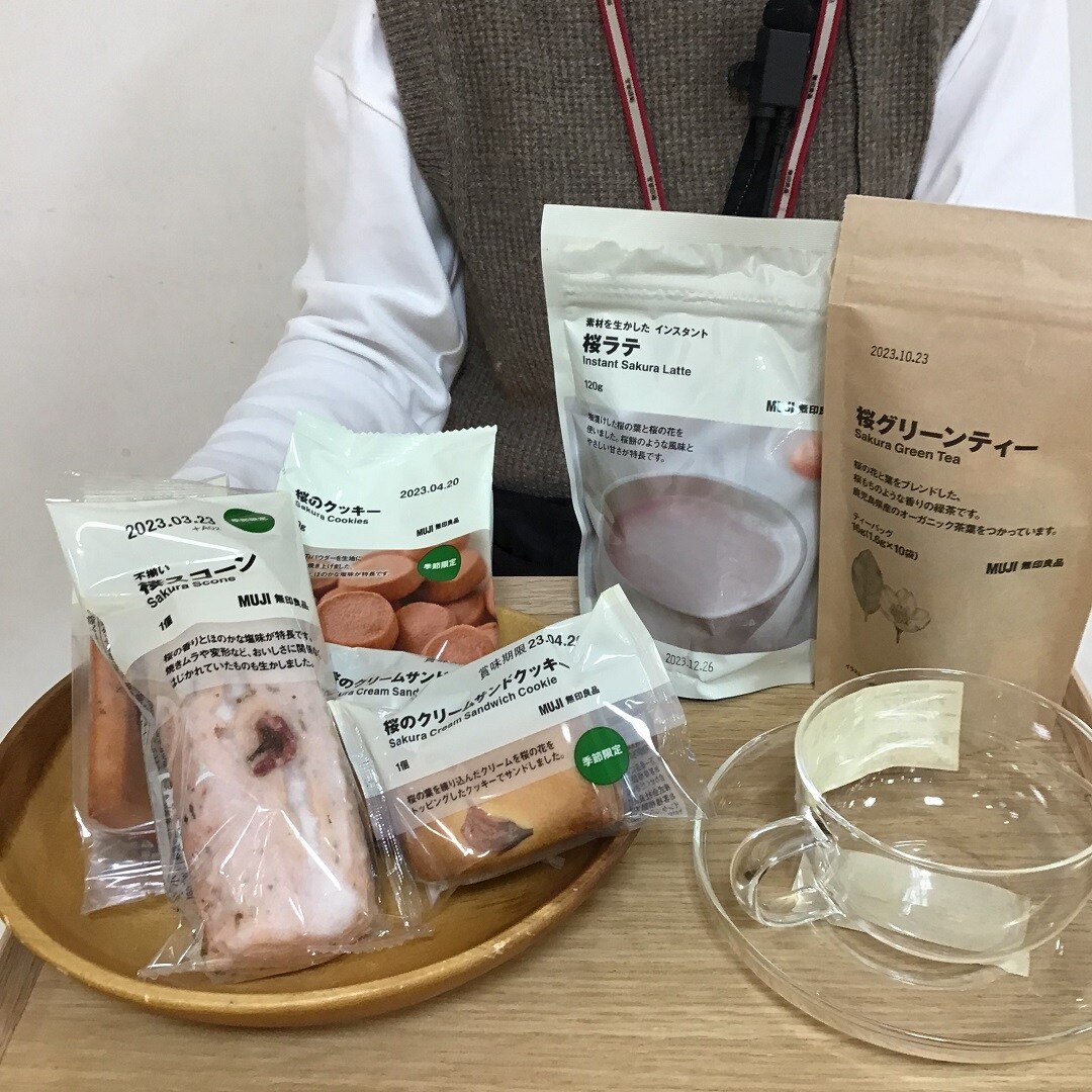 桜のお菓子・飲料が入荷しています。トレーに並んでいる写真。