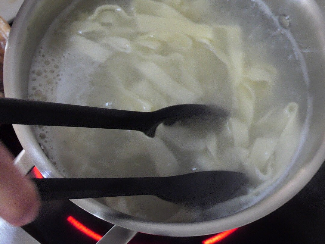 麺を茹でる