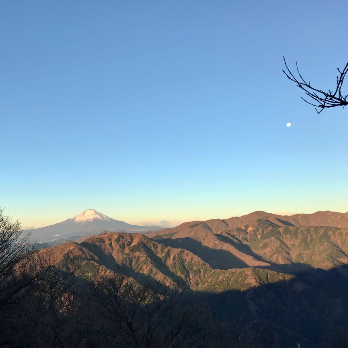 初日の出に照らされる富士山と月