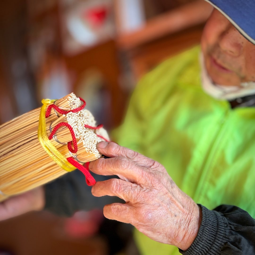 ほうきをつくっている写真