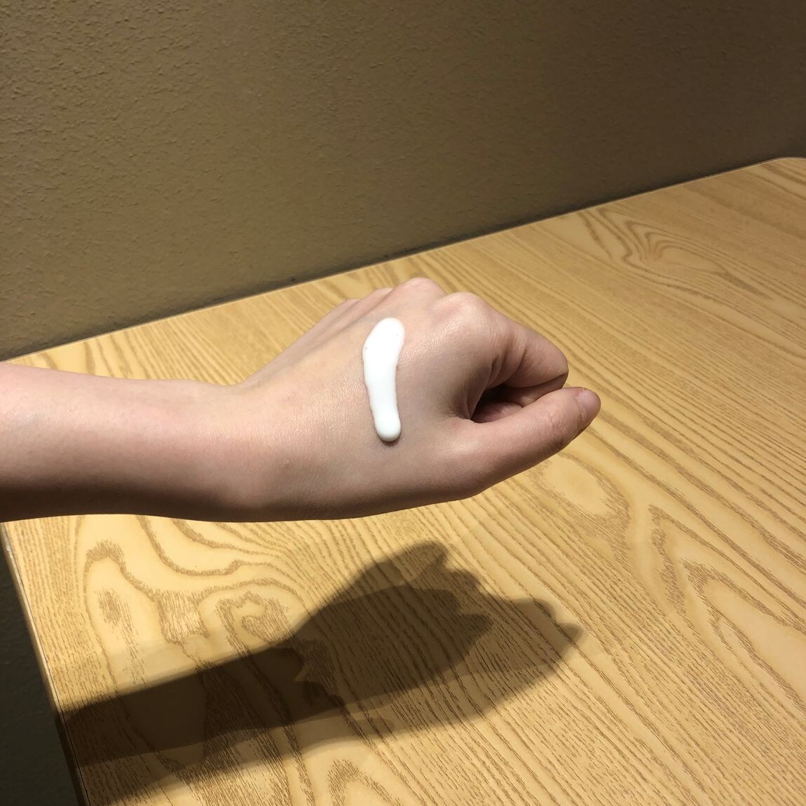 日焼け止めジェルを使用している様子