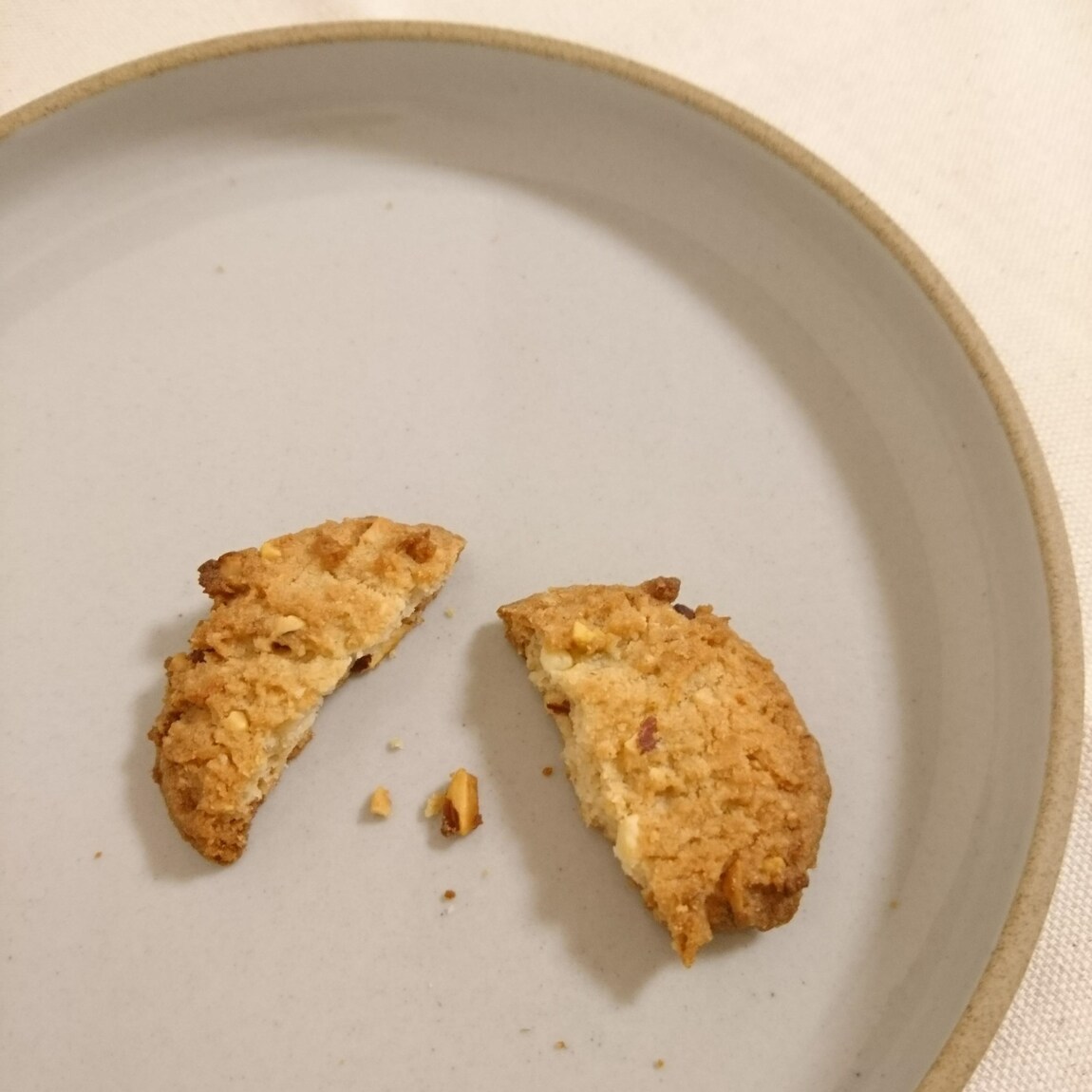 割ったクッキーをお皿の上にのせている写真