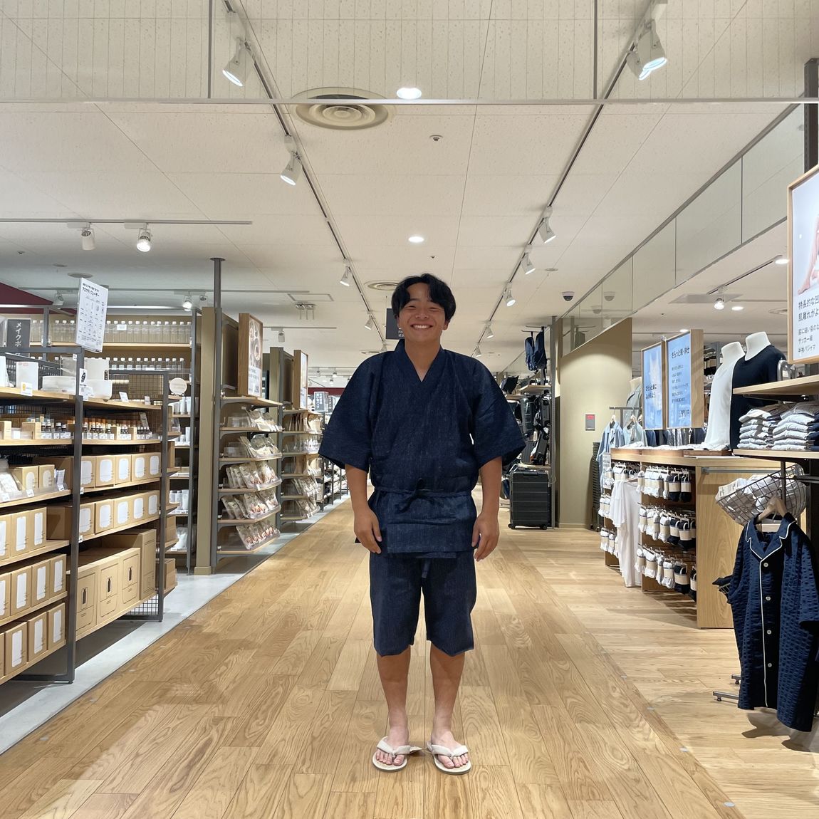 男性スタッフが甚平を着用している写真