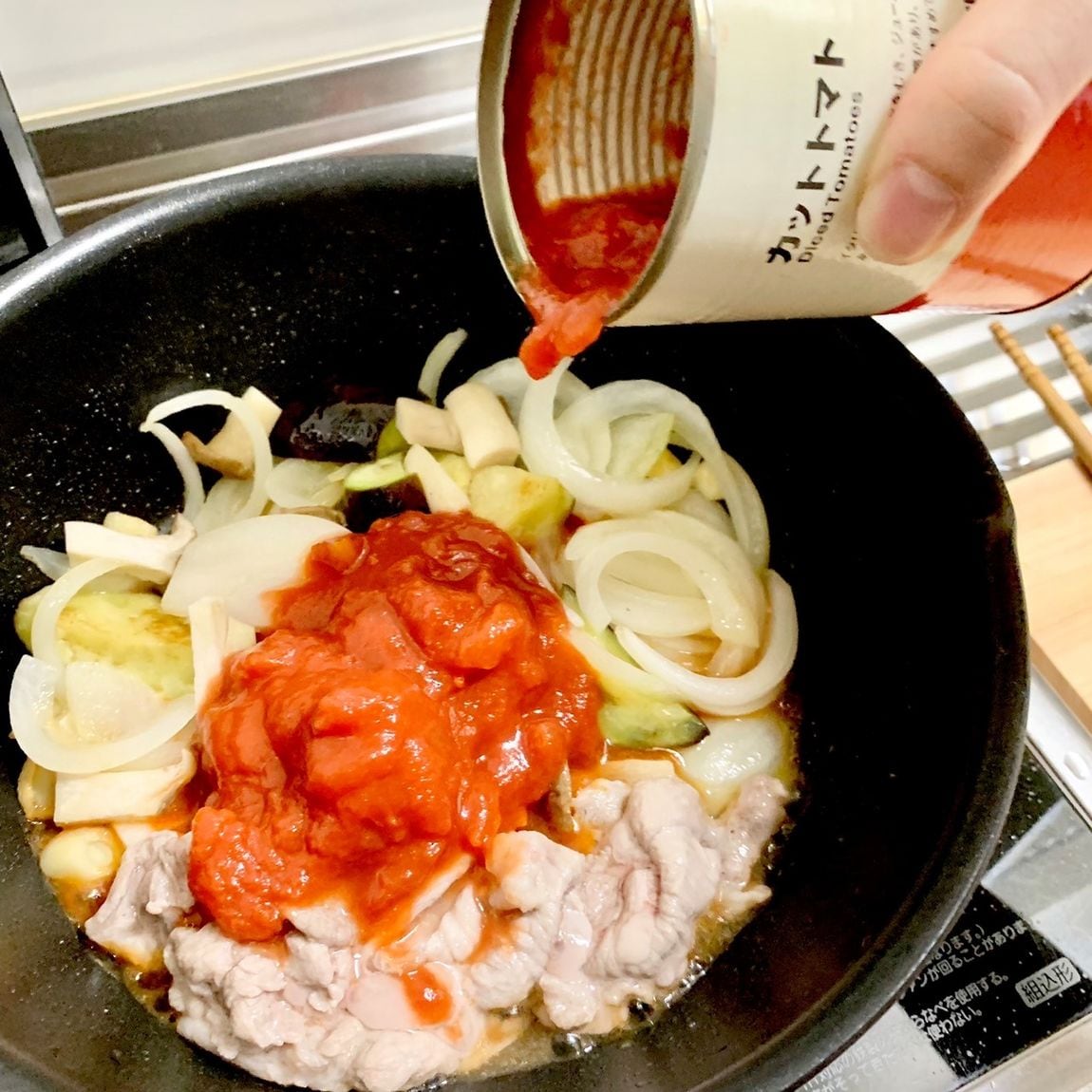 カットトマトを使ってトマトスパゲッティを作ってる様子