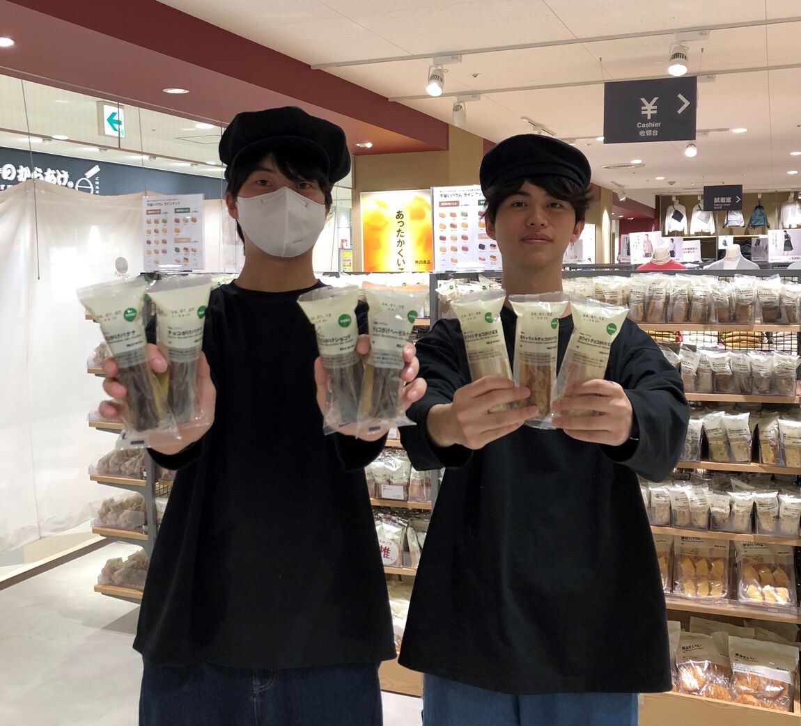 試食の格好をしてバウムを持っている写真