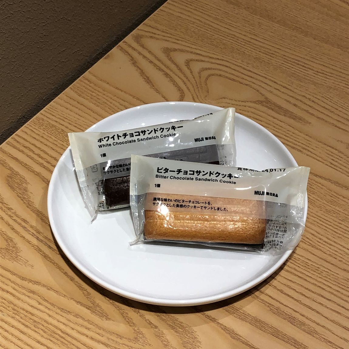 ビターチョコサンドクッキーとホワイトチョコサンドクッキー