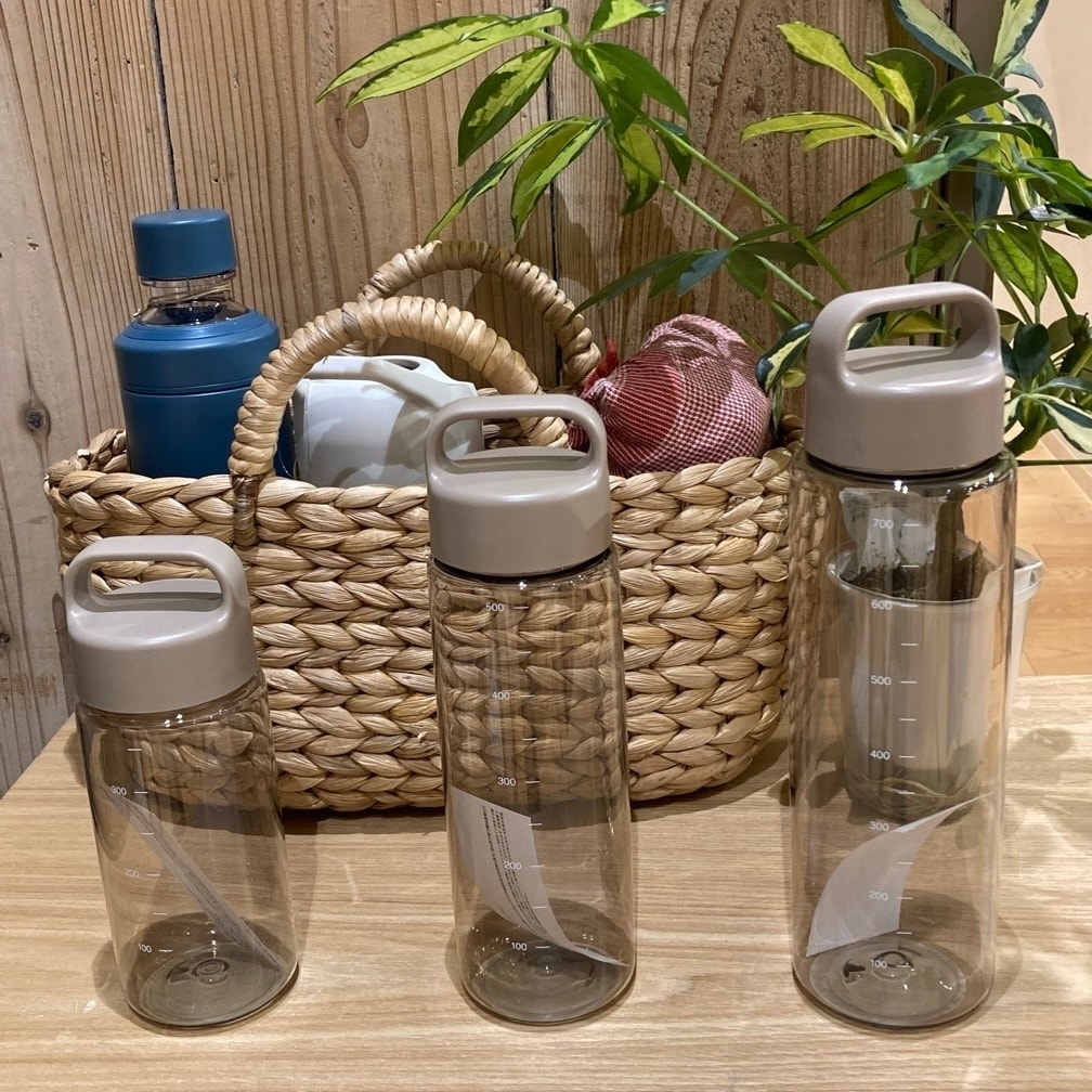 持ち運びやすい　目盛り付き　ドリンクボトル