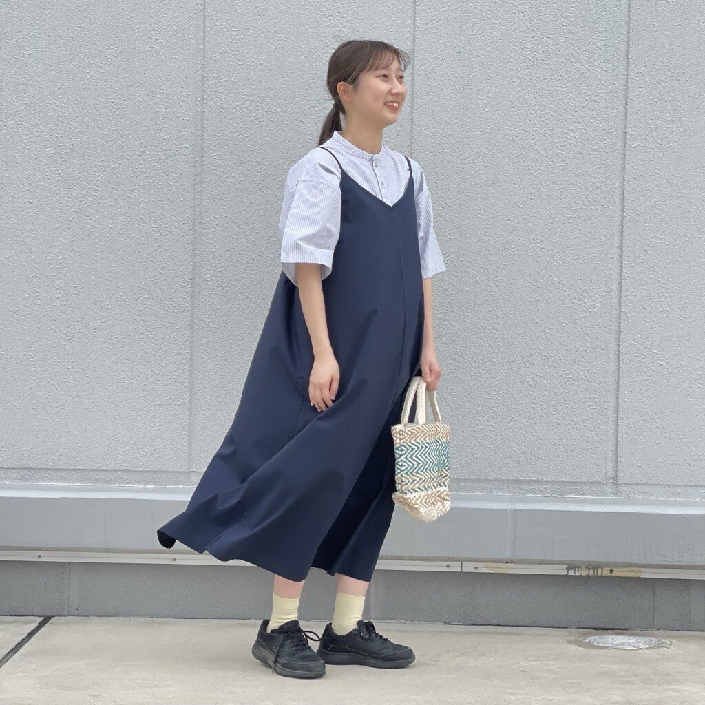 ワンピースが風になびいている全身写真