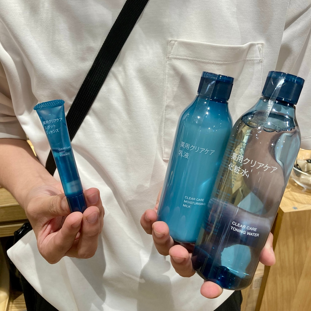 薬用クリアケアシリーズを持ったスタッフの写真1
