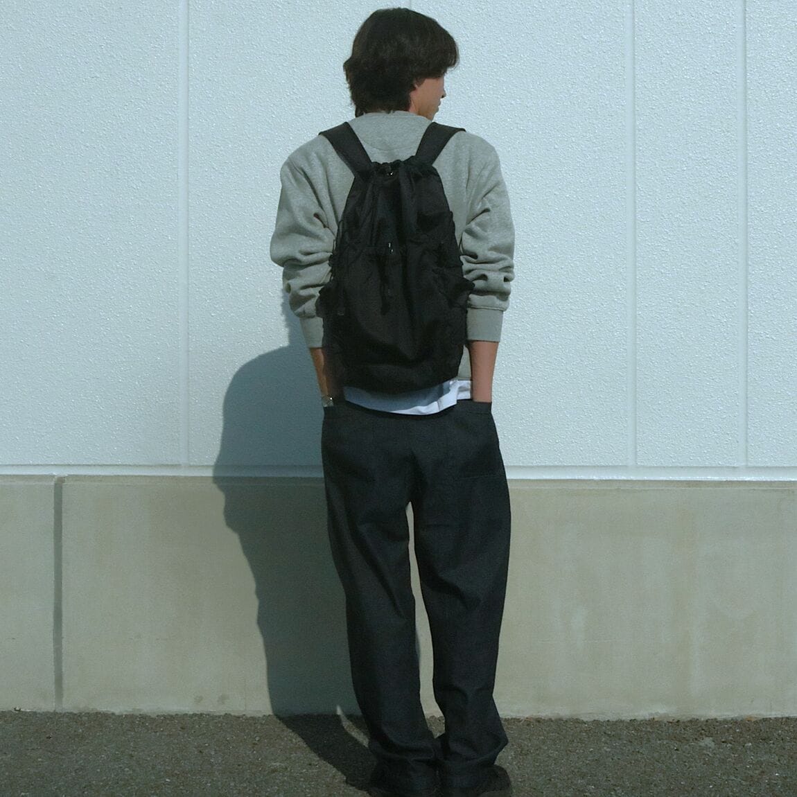 後ろからのコーディネート全体画像