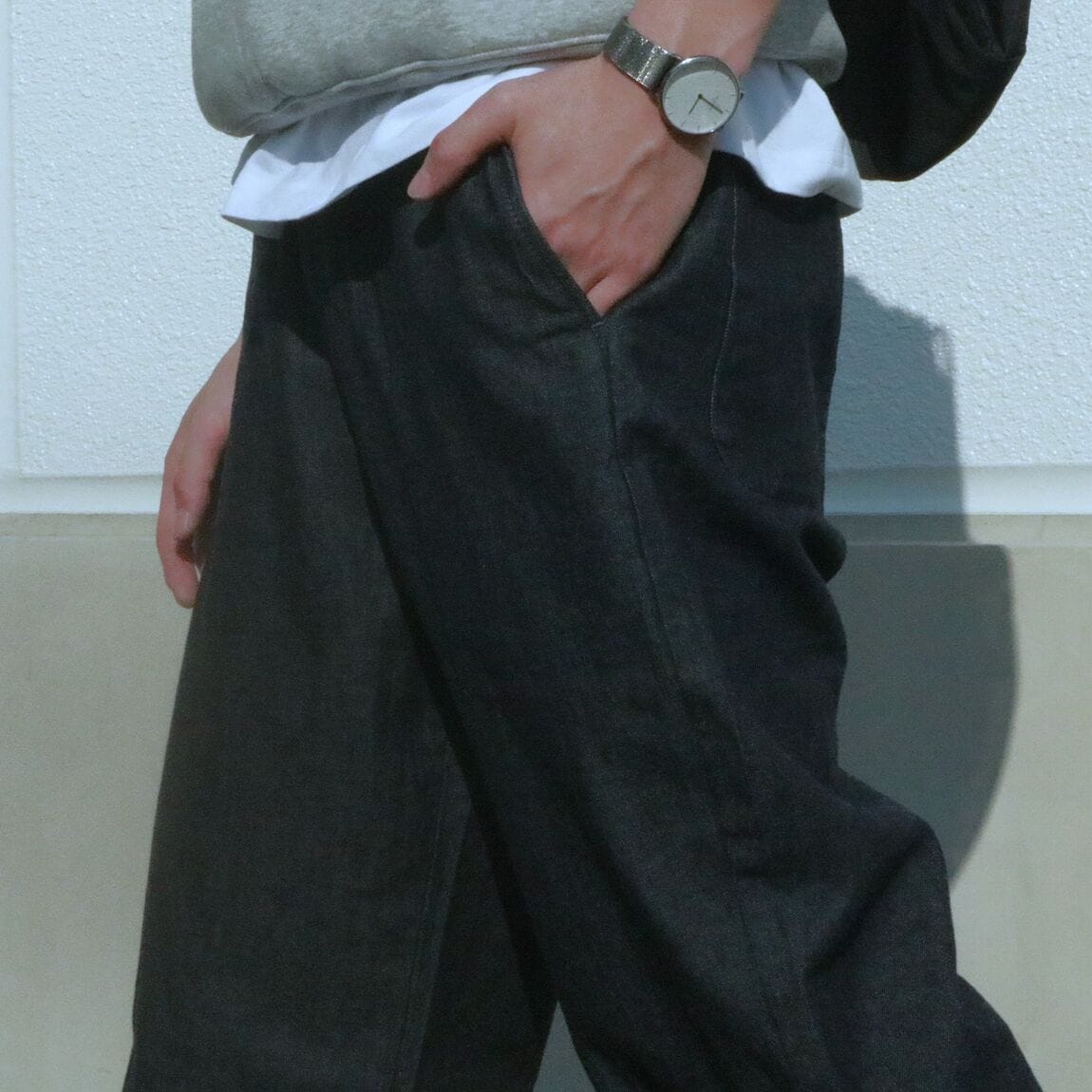 デニムパンツの寄り画像