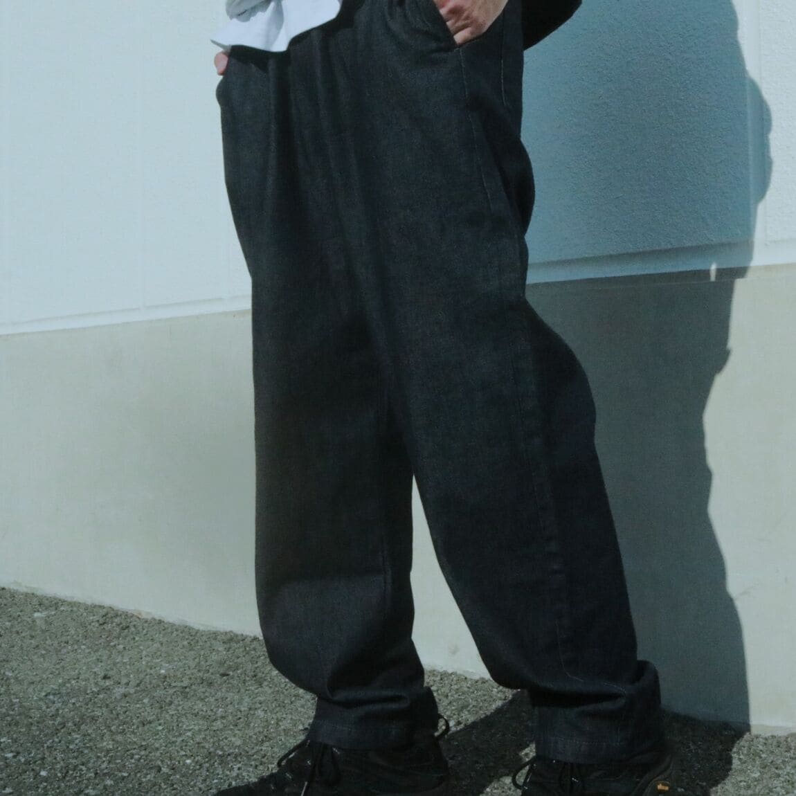 デニムパンツの全体シルエット画像