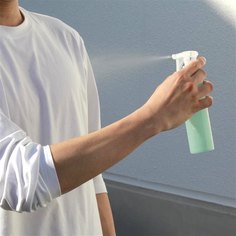服の上から使うひんやりミスト使用画像