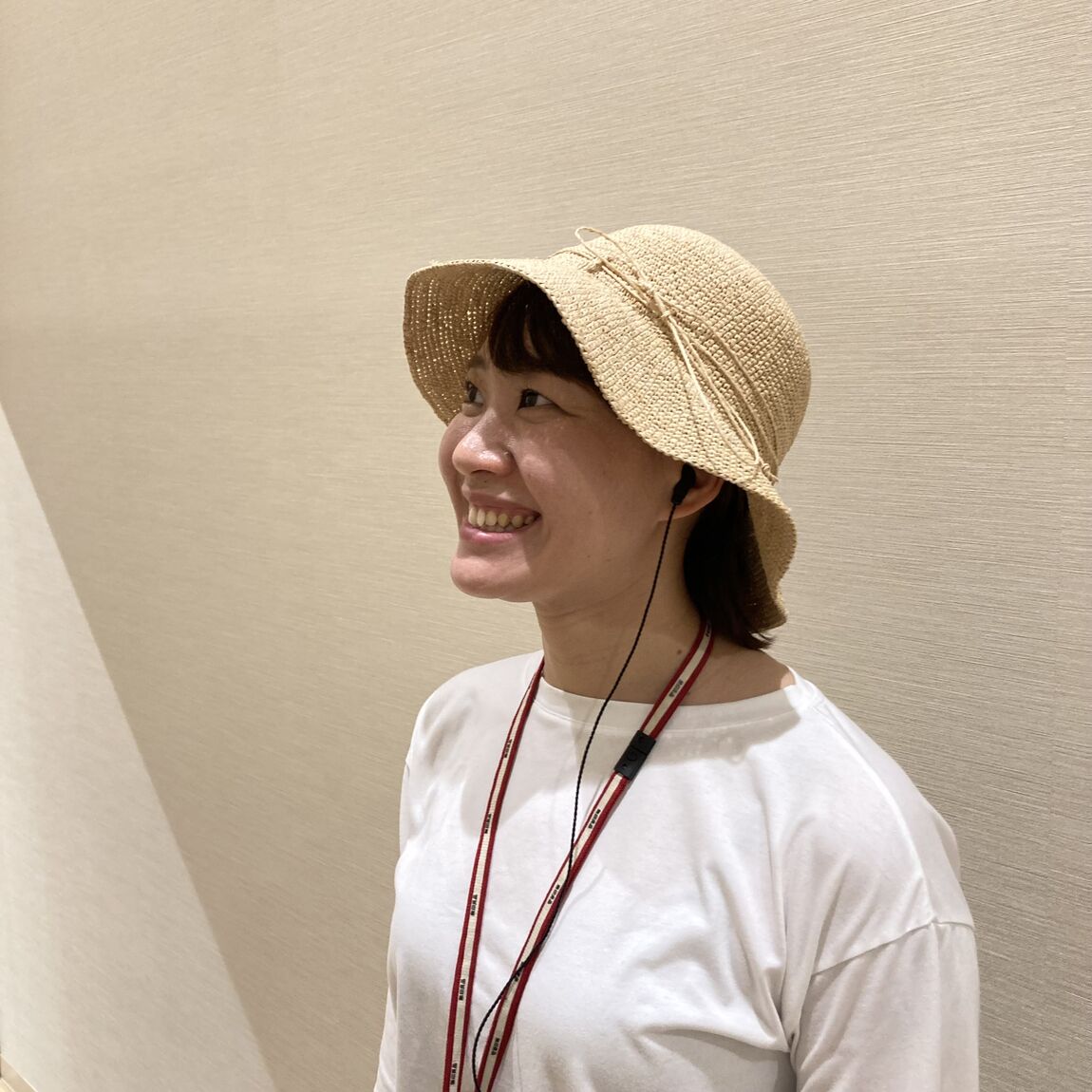 帽子をかぶっているスタッフの写真