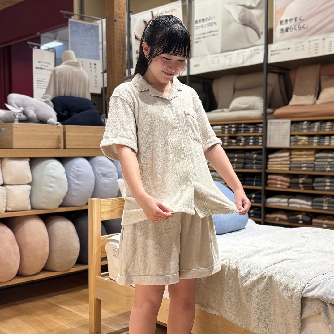 着るタオルパジャマを着ている女性スタッフ