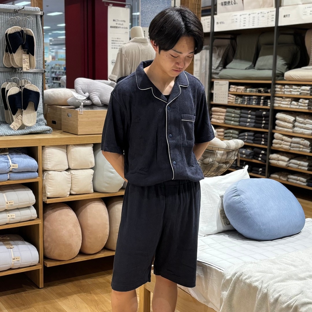 着るタオルパジャマを着ている男性スタッフ