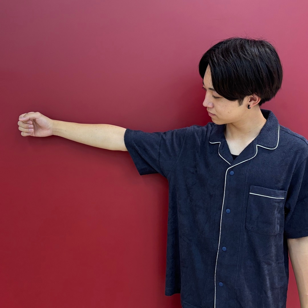 着るタオルパジャマを着ている男性スタッフ