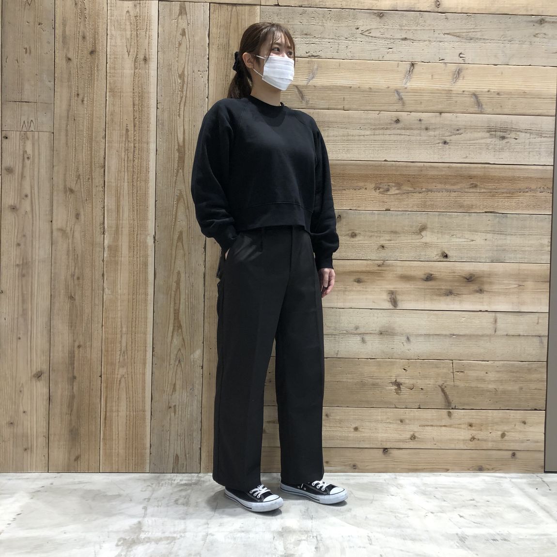 スウェットシャツを着ているスタッフの画像