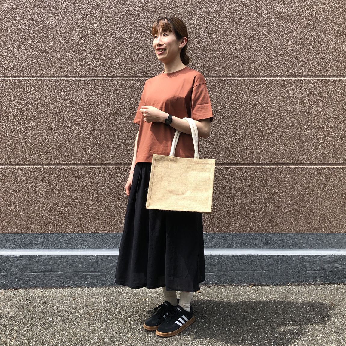 Tシャツを着ている女性スタッフ