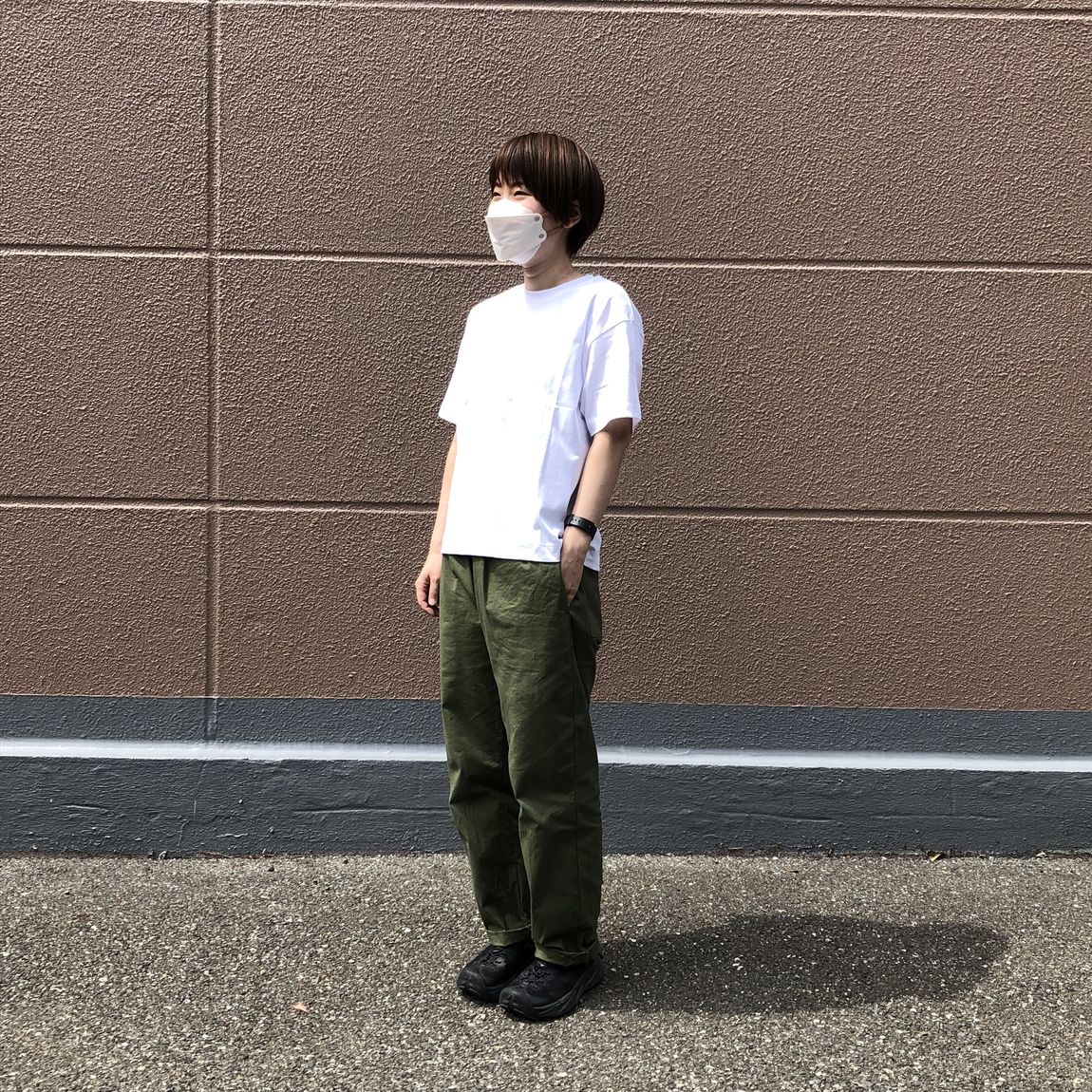 Tシャツを着ている女性スタッフ