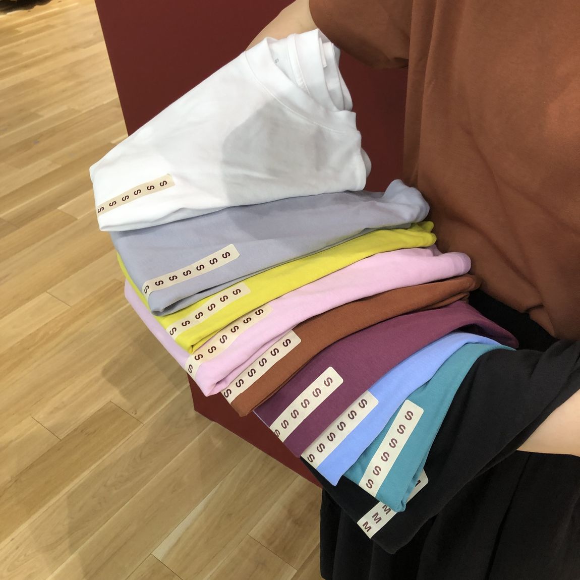 9色のTシャツ