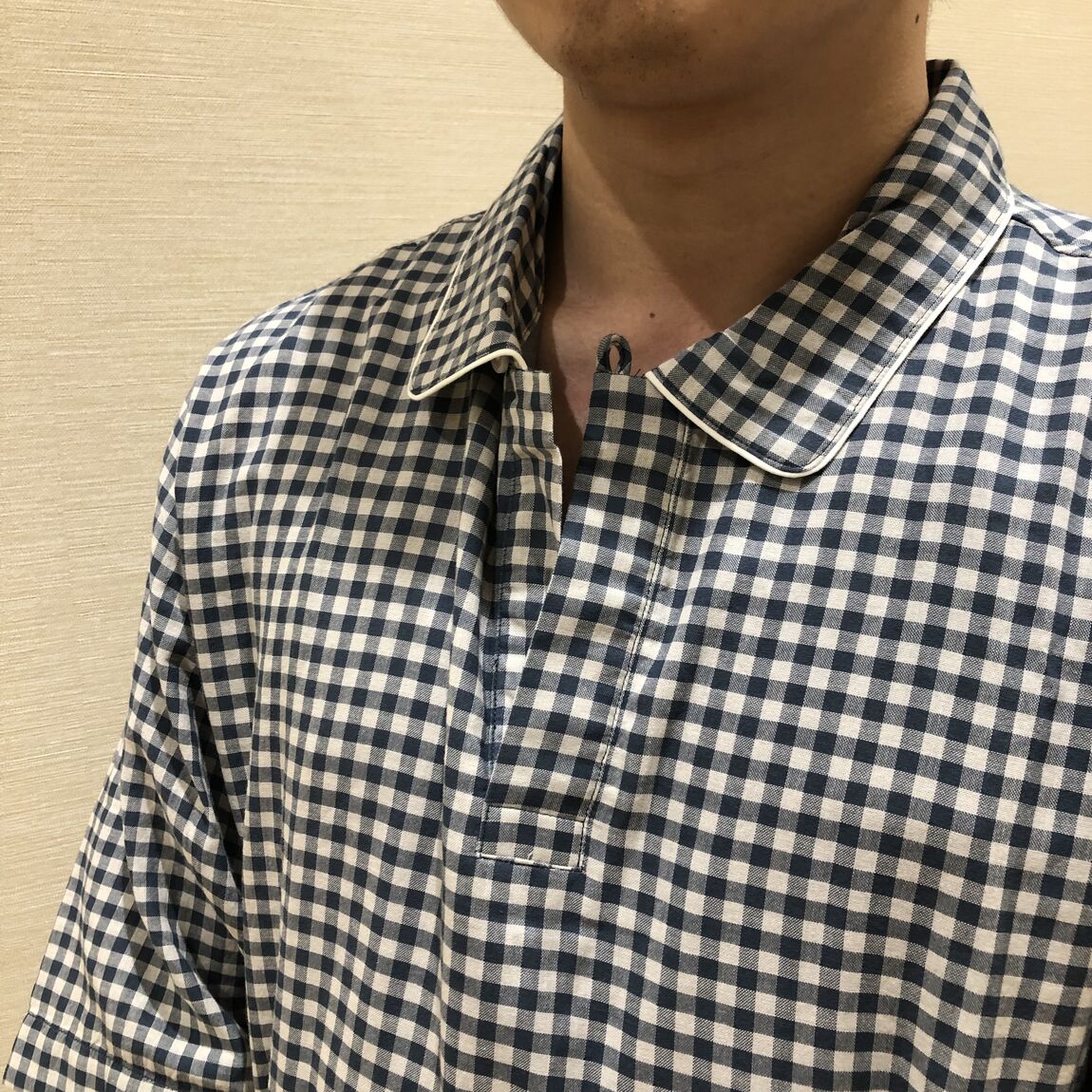 紳士ルームウェアの襟元の写真
