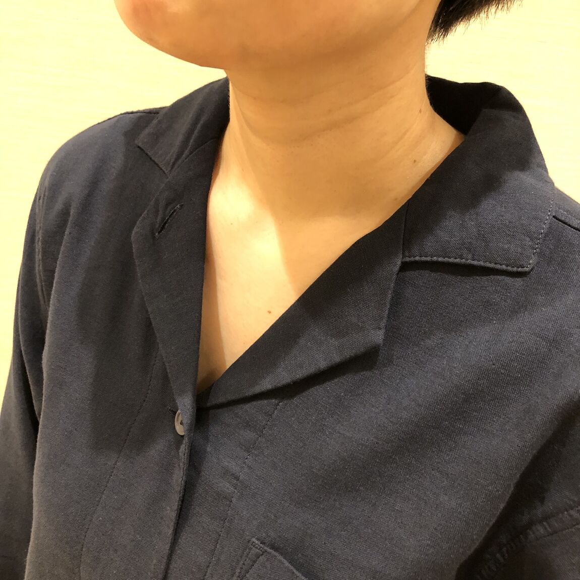 婦人ルームウェアの襟元の写真