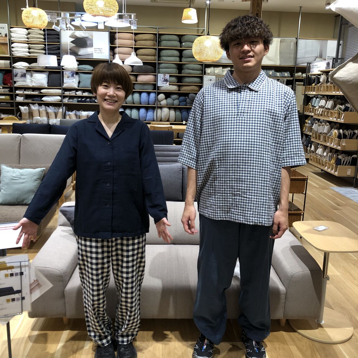 ルームウェアを着たスタッフの写真