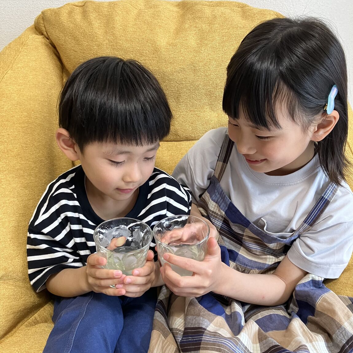 子供が乾杯する写真