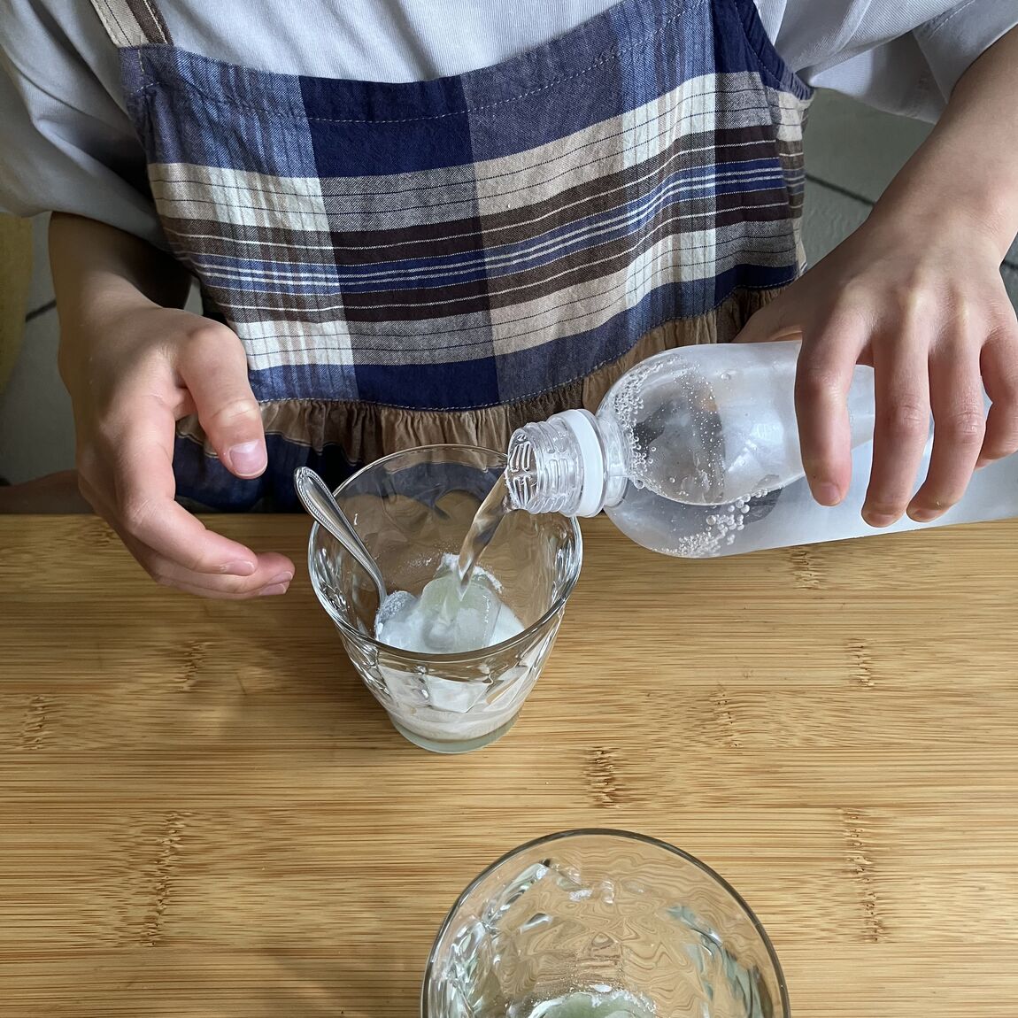 炭酸水を入れる写真