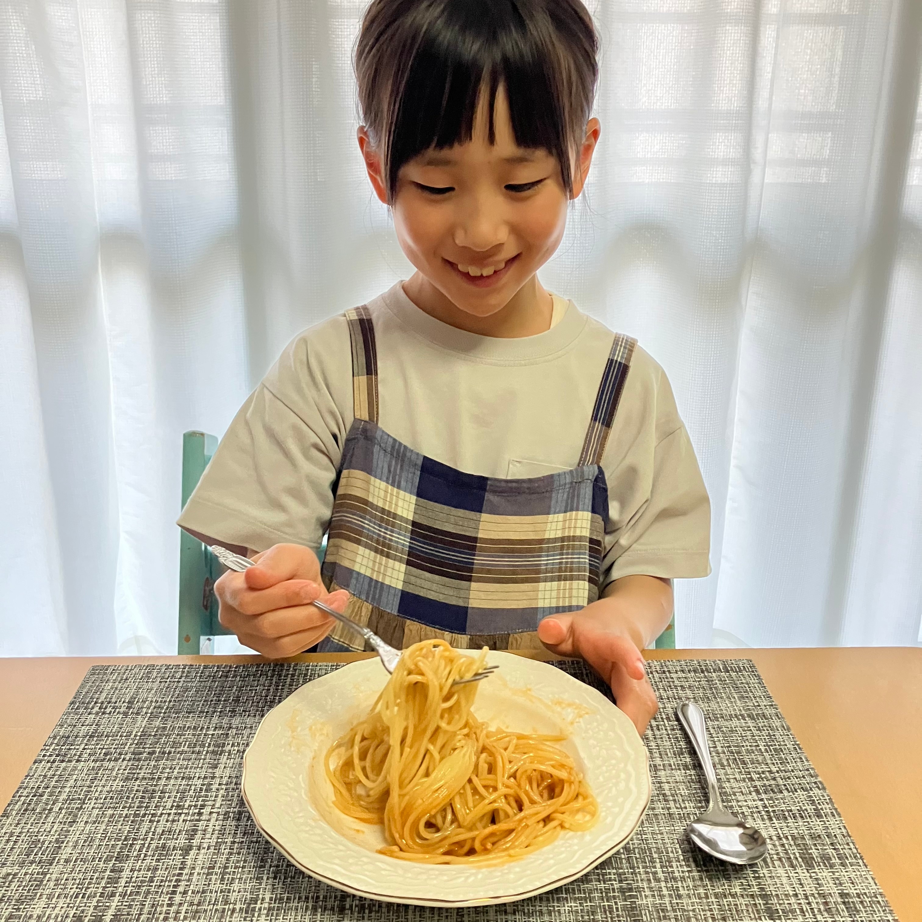 パスタを混ぜる写真